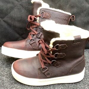 Baffin High Park Northern snow boot. Chocolate brown. New size 8